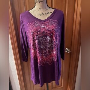 $5 bundled - 3/4 length sleeve V neck tunic with beautiful details and lace back